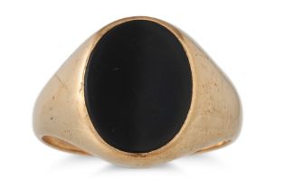 A GENT'S ONYX SIGNET RING, mounted in 9ct gold, size M, 5.2 g.