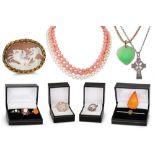 A COLLECTION TO INCLUDE, a cameo brooch, a silver Celtic brooch, a silver cross and chain, various