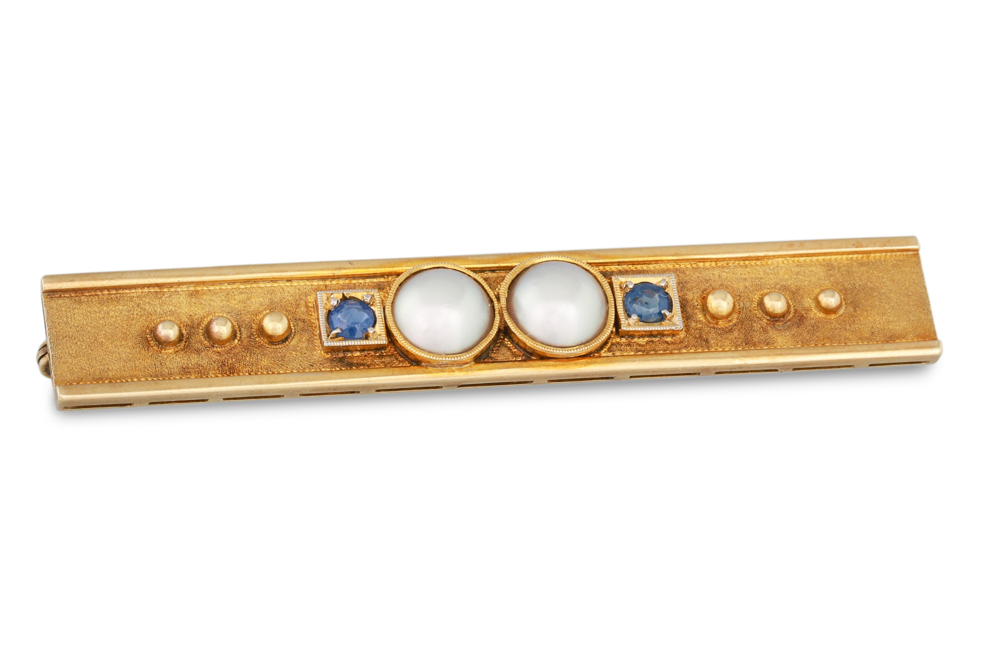 AN EARLY 20TH CENTURY PEARL AND SAPPHIRE BAR BROOCH, the oblong plaque set with two half pearls