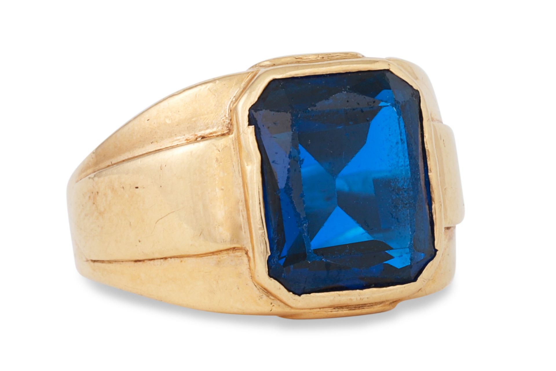 A 14CT GOLD GENT'S GEM SET RING, size P - Q, 8.2 g.