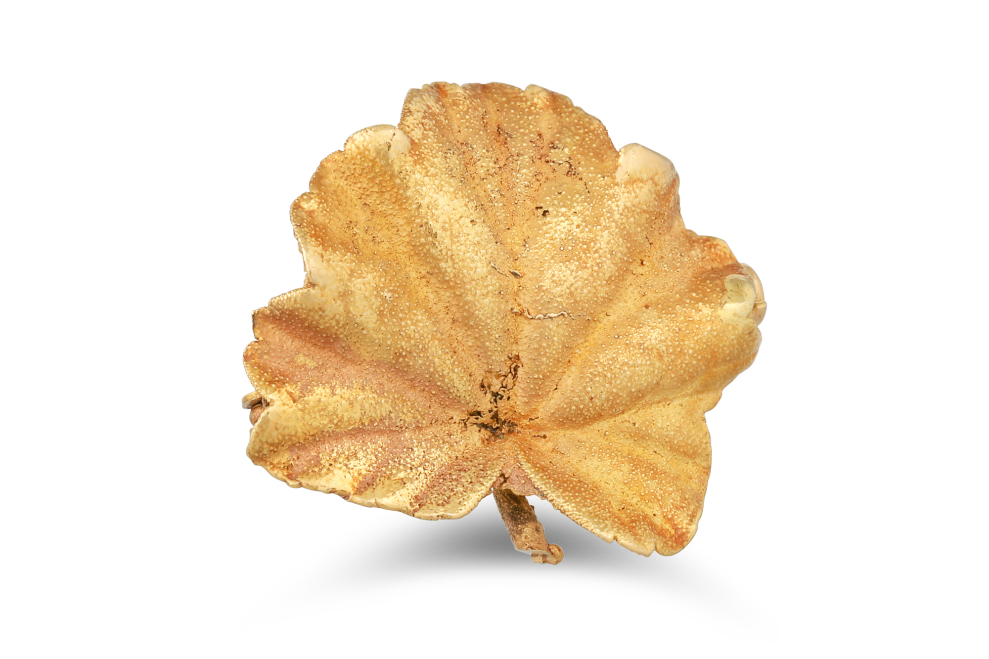 A GOLD BROOCH, modelled as a leaf