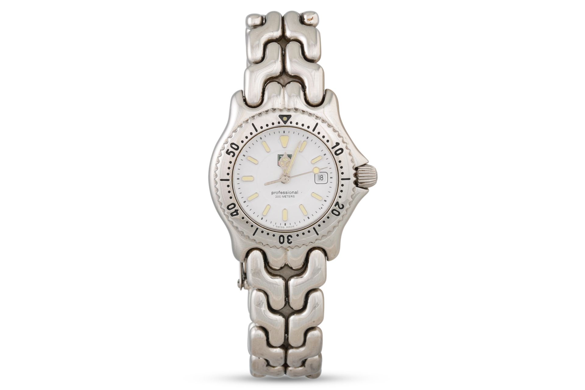 A LADY'S TAG HEUER WRISTWATCH, white face, date, bracelet strap