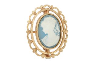 A 9CT GOLD FRAMED WEDGWOOD CAMEO BROOCH, 3.9 g.