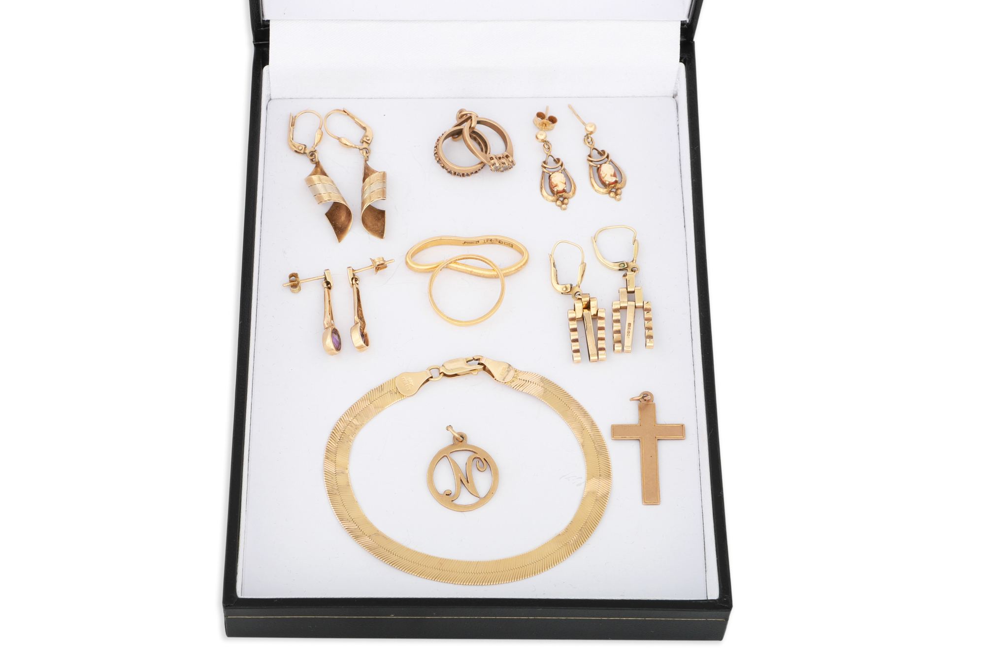 VARIOUS GOLD ITEMS, to include a 22ct gold band, 18ct ring, (broken) earrings, bracelet etc. gross
