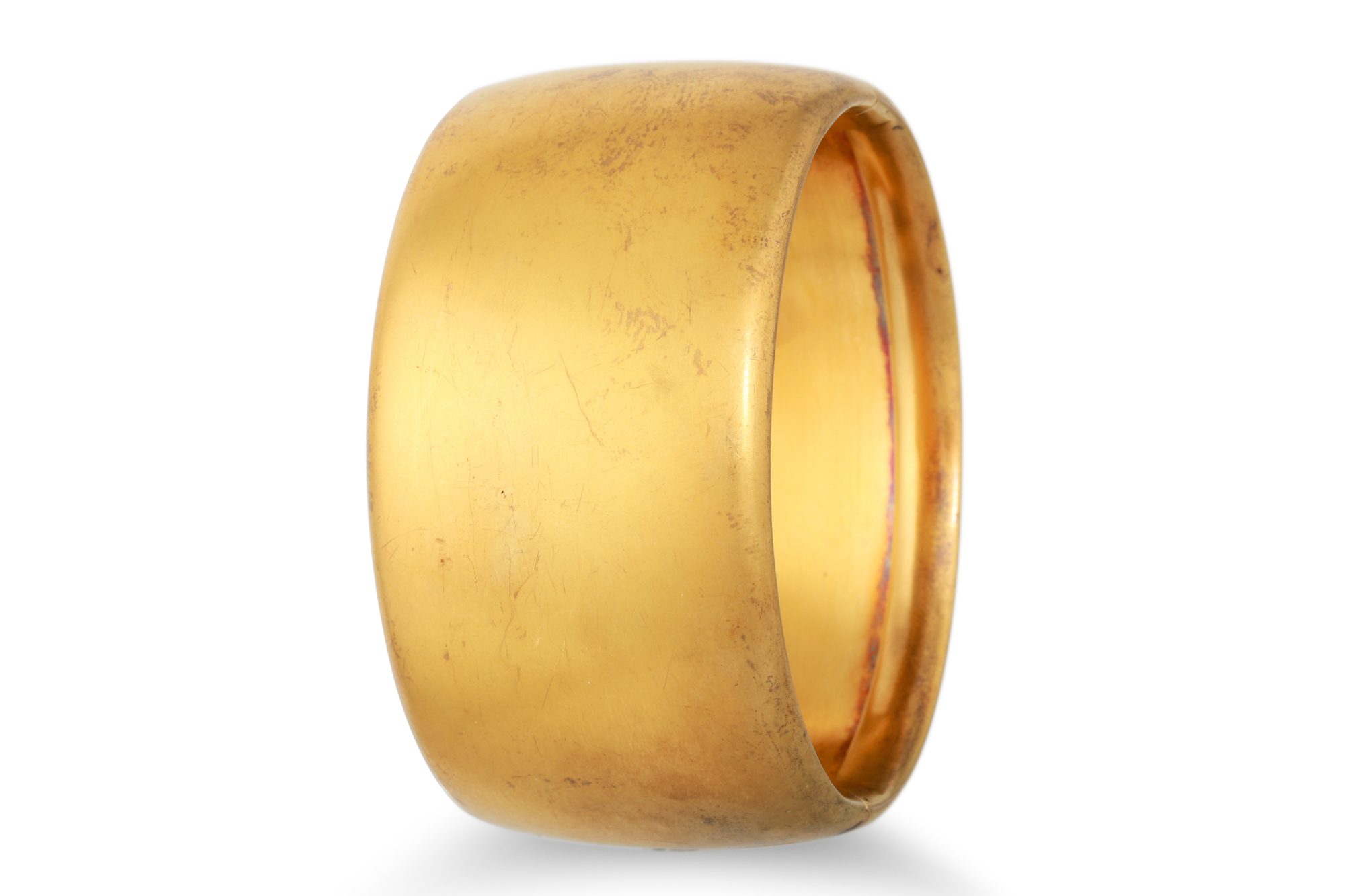 A VINTAGE GOLD PLATED PLAIN HINGED BANGLE, 55.3 g.