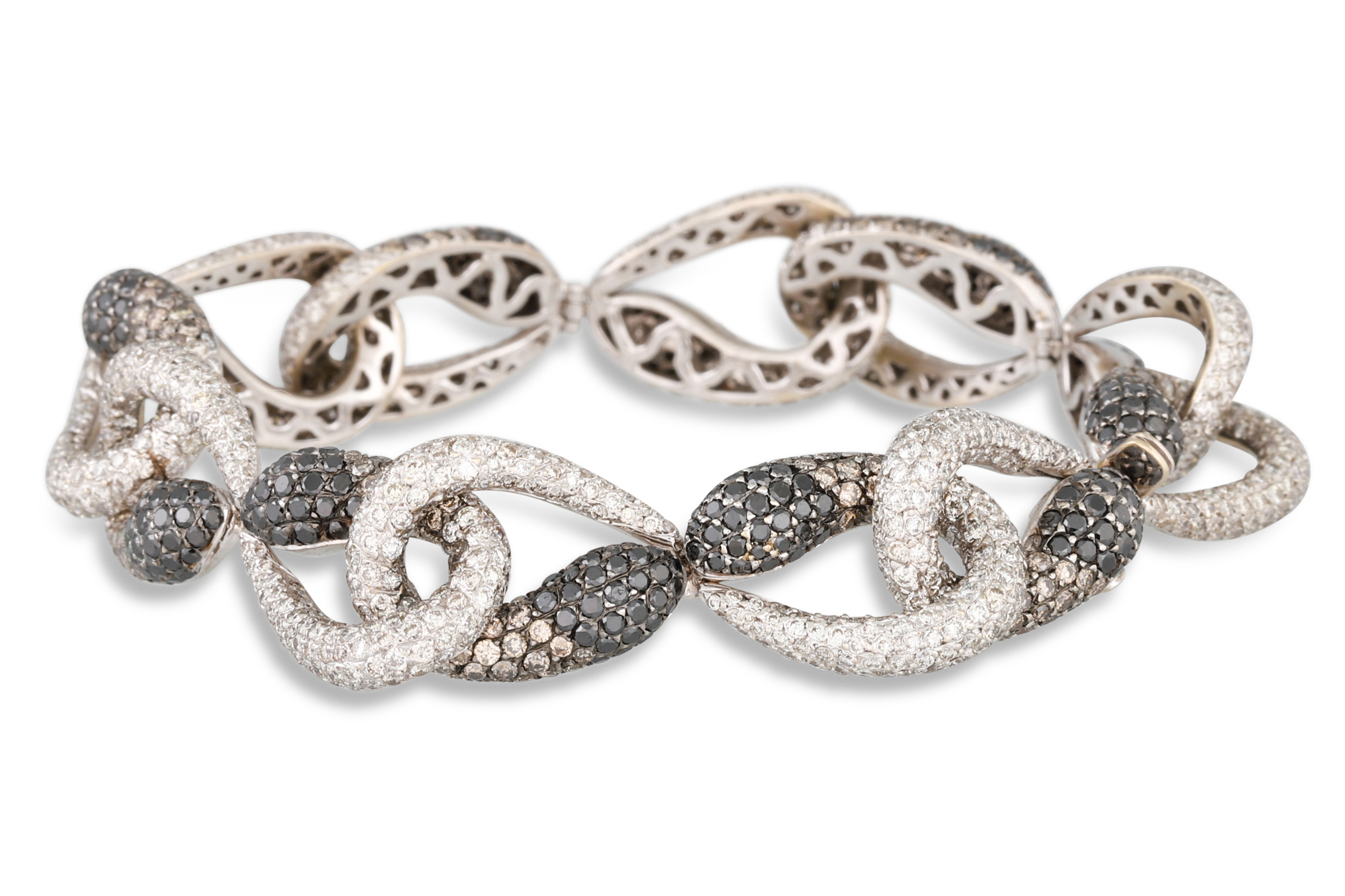 A DIAMOND SNAKE BRACELET, mounted in 18ct gold. Estimated: weight of diamonds: 3.00 ct