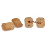 A PAIR OF 9CT GOLD CUFFLINKS, engraved decoration, 4.7 g.