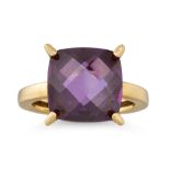 AN AMETHYST RING, in 18ct yellow gold. Size: M