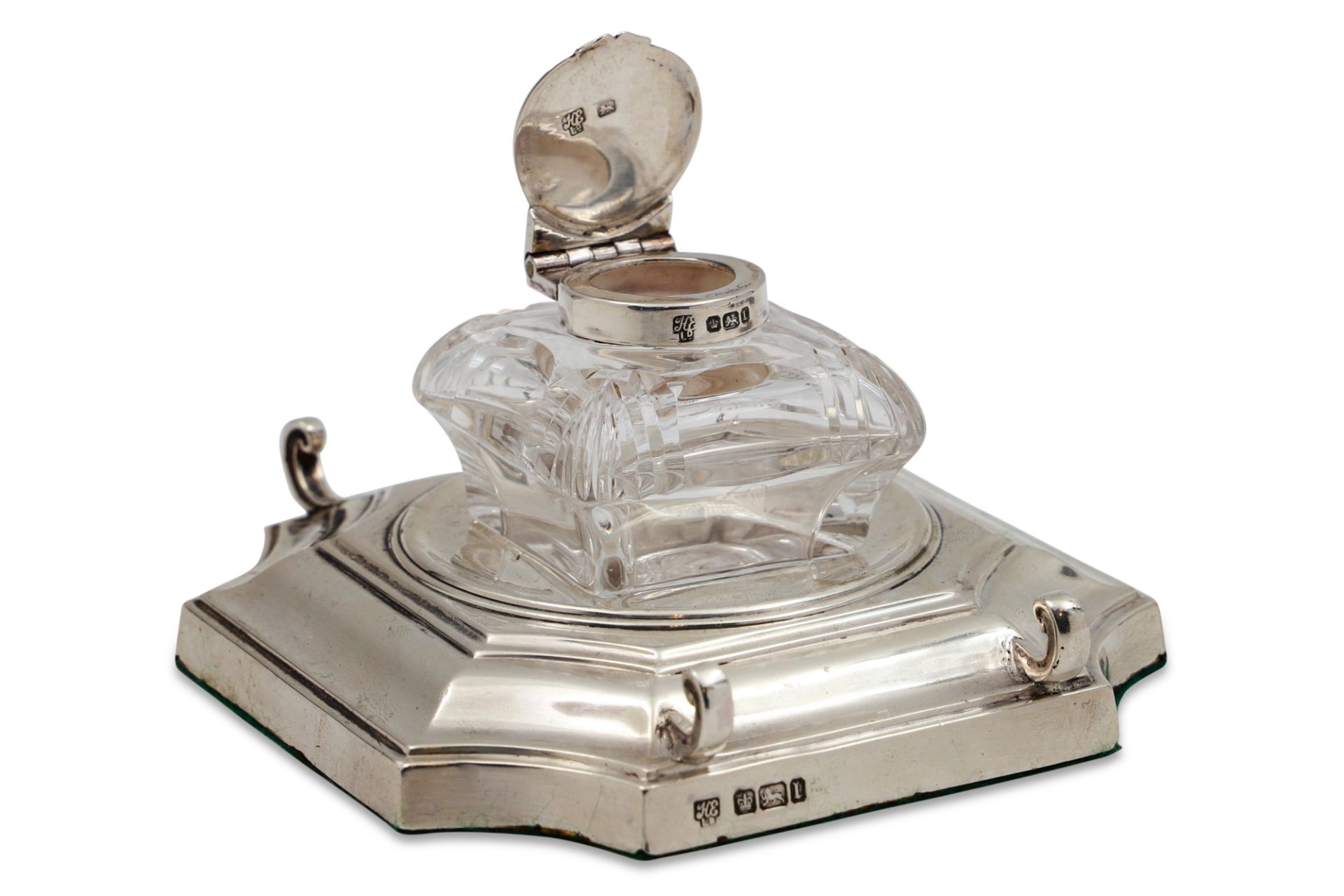 AN EDWARDIAN SILVER DETACHABLE INK WELL, square form, cut glass with carved corners, silver top,