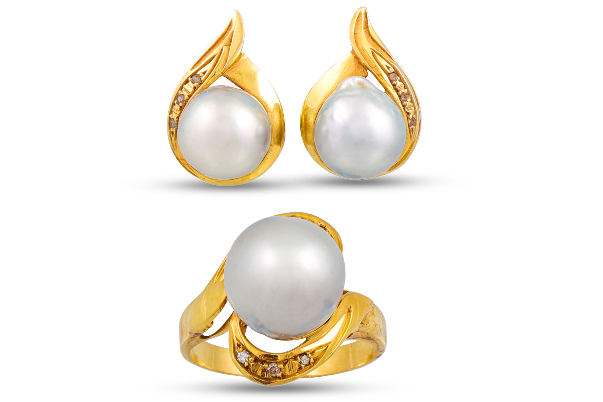 A CULTURED PEARL RING, grey tones, mounted in yellow gold, together with a pair of matching