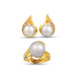 A CULTURED PEARL RING, grey tones, mounted in yellow gold, together with a pair of matching