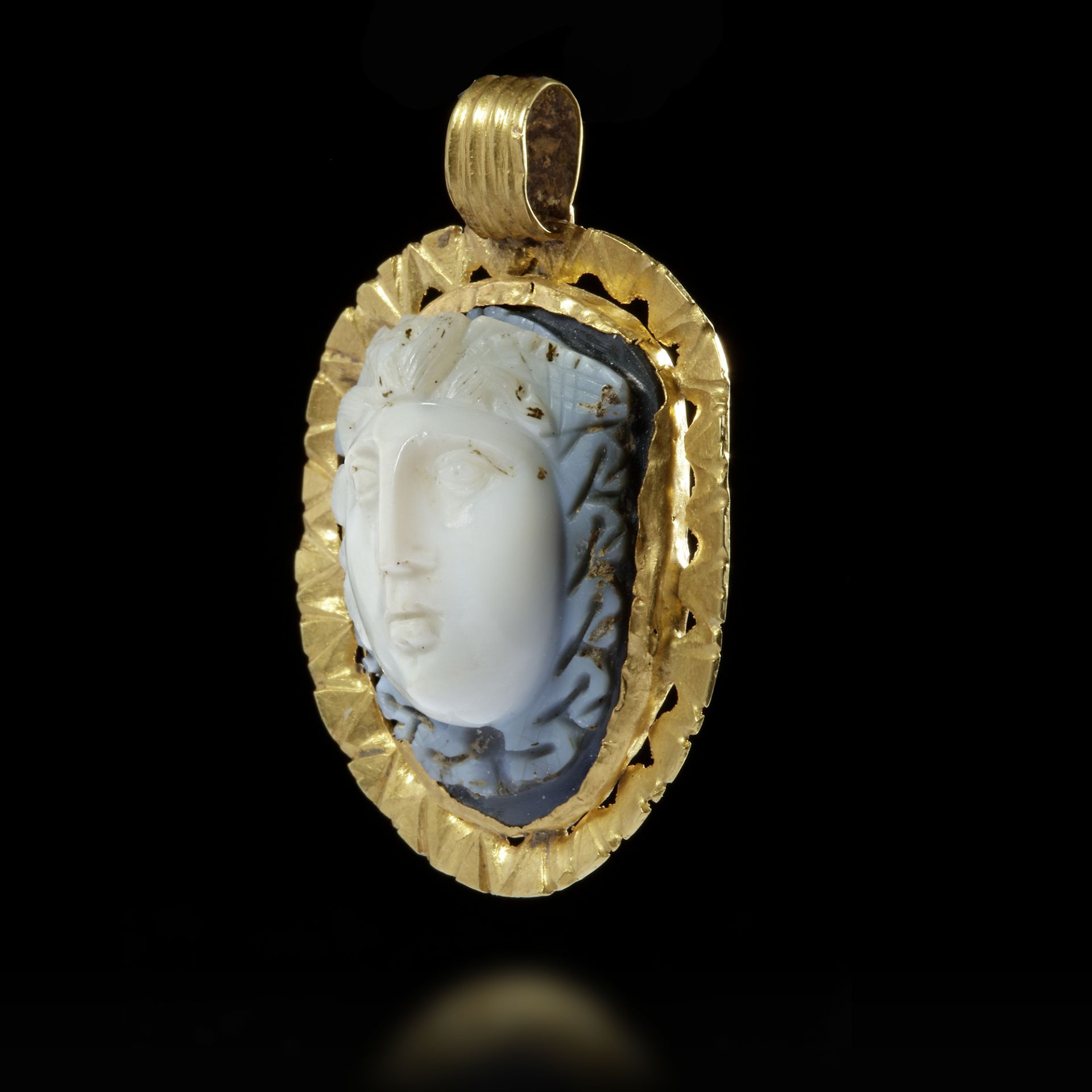 A LARGE CAMEO OF MEDUSA MOUNTED IN A GOLD FRAME, 3RD CENTURY AD - Bild 2 aus 4