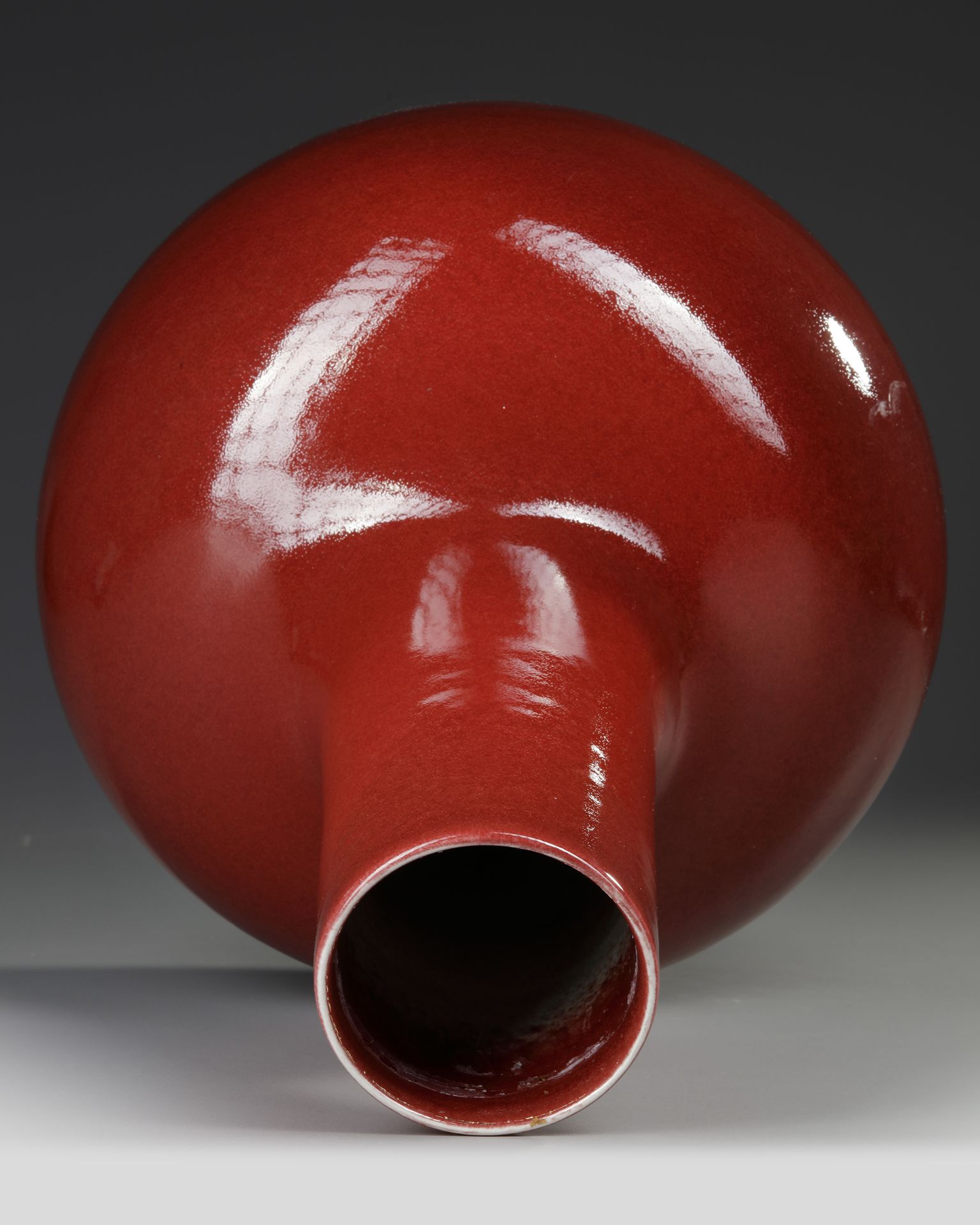 A LARGE CHINESE RED GLAZED BOTTLE VASE, 19TH/20TH CENTURY - Bild 3 aus 4