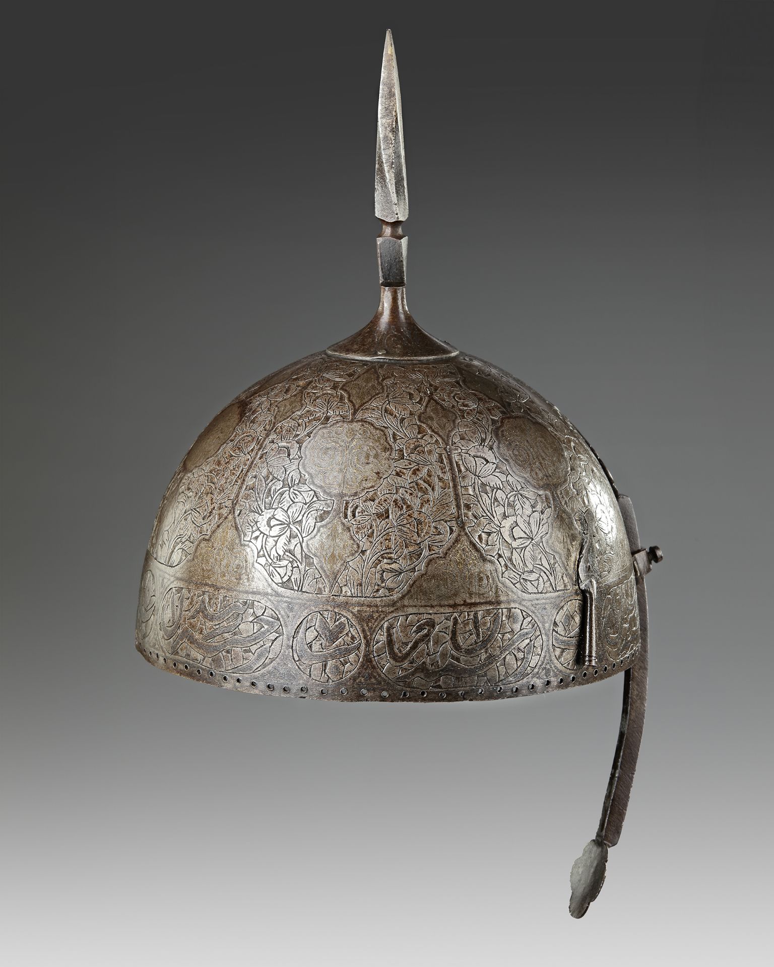 A PERSIAN QAJAR STEEL HELMET, 19TH CENTURY - Bild 2 aus 3