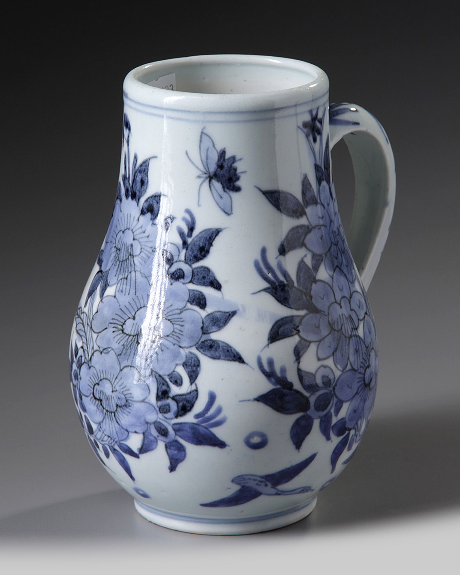 A JAPANESE ARITA BLUE AND WHITE JUG, 17TH CENTURY - Image 4 of 5