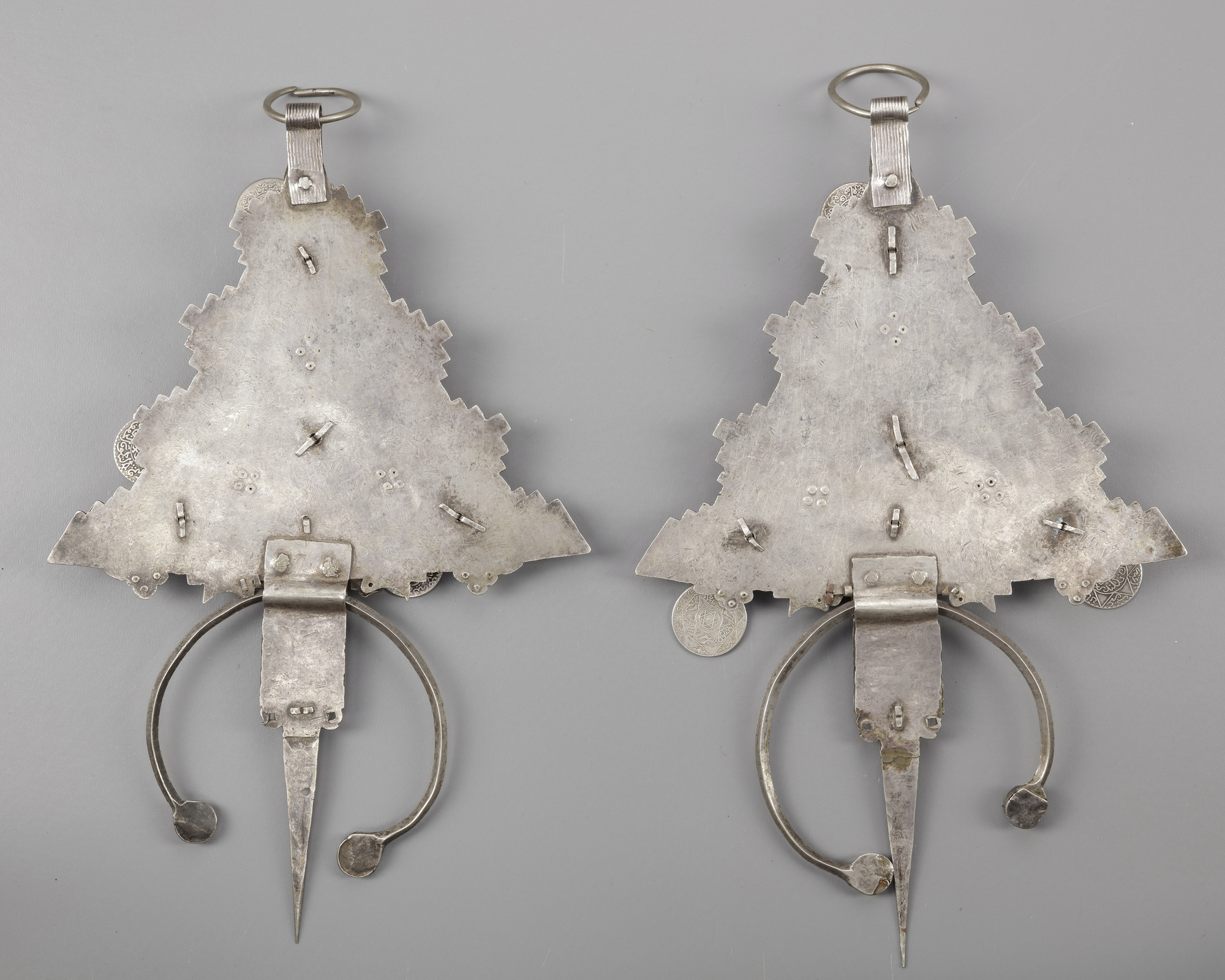 A PAIR OF LARGE SILVER AND MINERAL STONE INLAY FIBULA'S, MOROCCO AND ALGIERS, LATE 19TH-EARLY 20TH C - Image 2 of 2