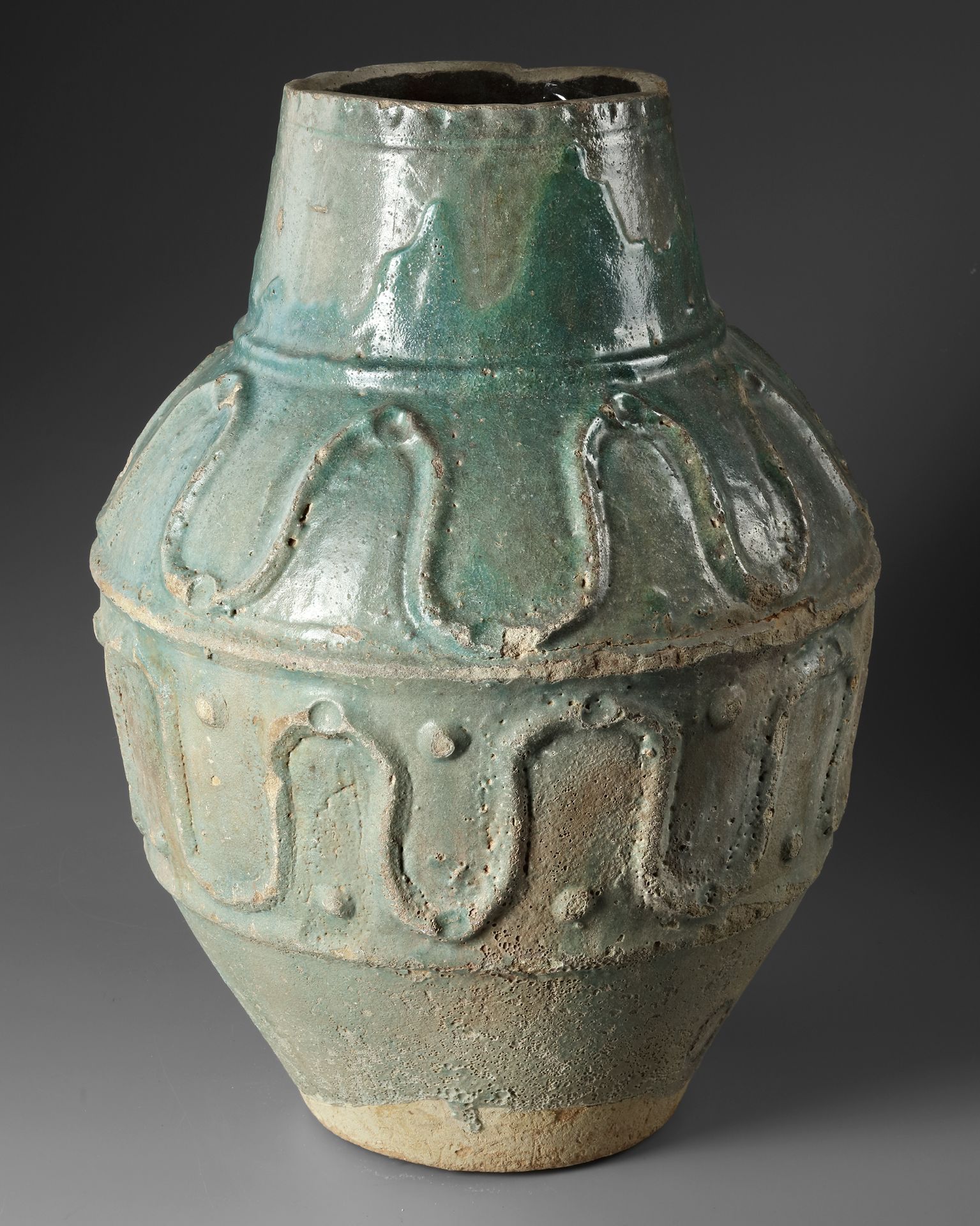A LARGE POST-SASSANIAN TURQUOISE GLAZED STORAGE JAR, PERSIA, 8TH CENTURY - Image 2 of 3