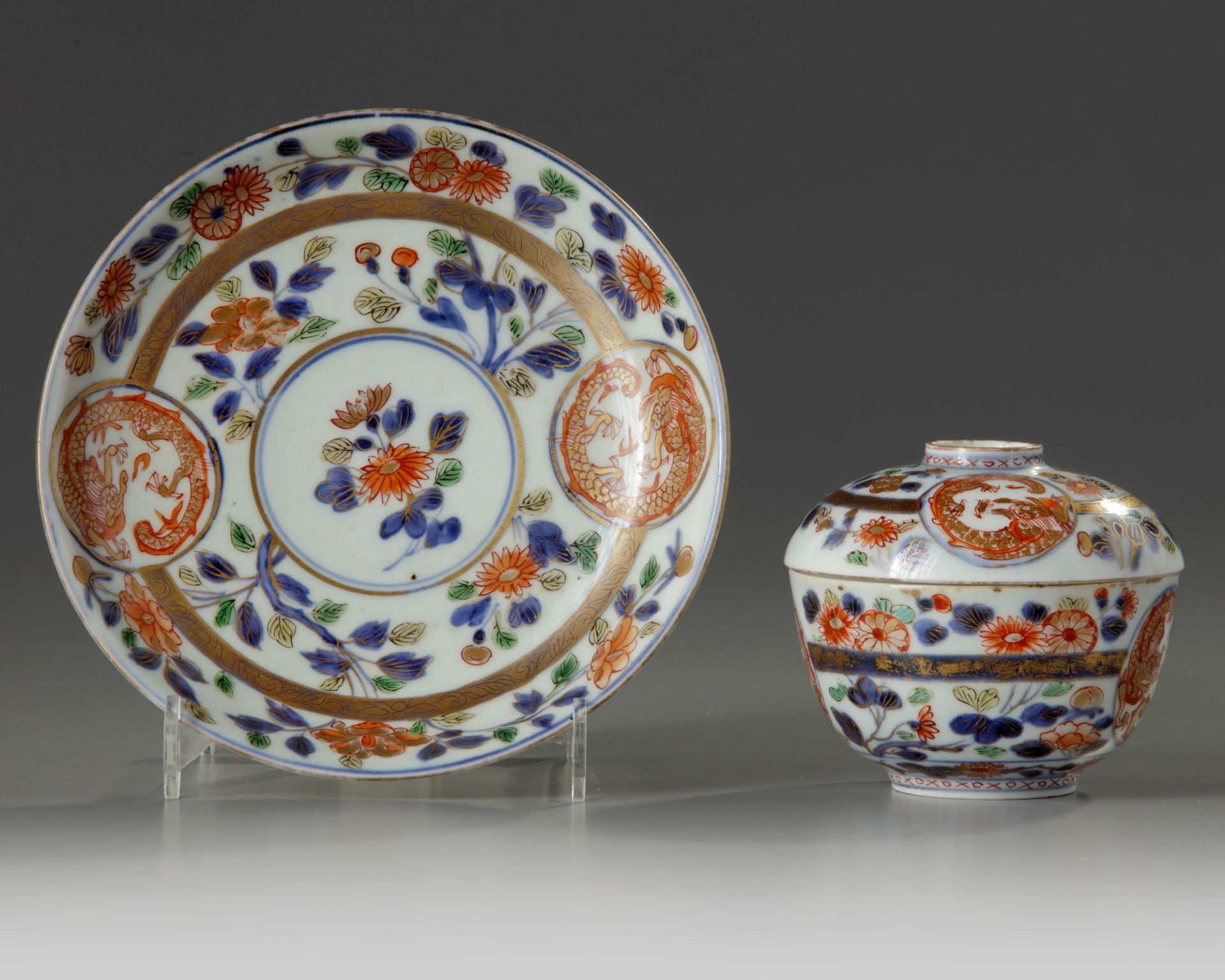 A JAPANESE IMARI TEACUP WITH COVER AND SAUCER, 17TH CENTURY