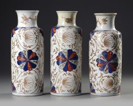 THREE CHINESE IMARI PORCELAIN ROULEAU VASES, QING DYNASTY, KANGXI PERIOD (1662-1722)