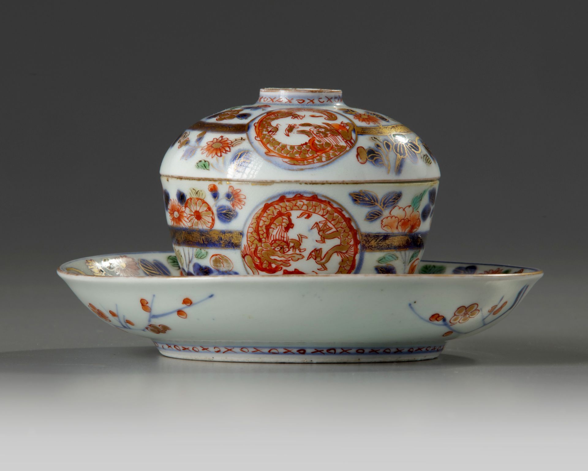 A JAPANESE IMARI TEACUP WITH COVER AND SAUCER, 17TH CENTURY - Image 2 of 6