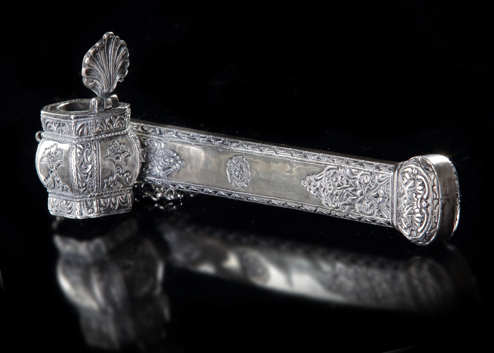 AN OTTOMAN SILVER PENCASE (DIVIT), 18TH-EARLY 19TH CENTURY - Image 3 of 3