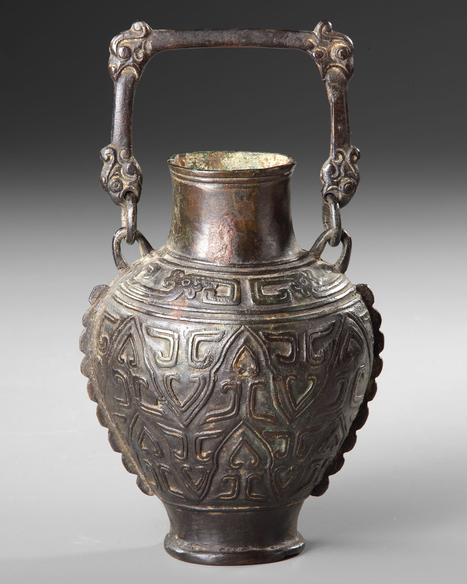 A CHINESE ARCHAISTIC BRONZE VASE, SONG DYNASTY (960 - 1279) - Image 2 of 4