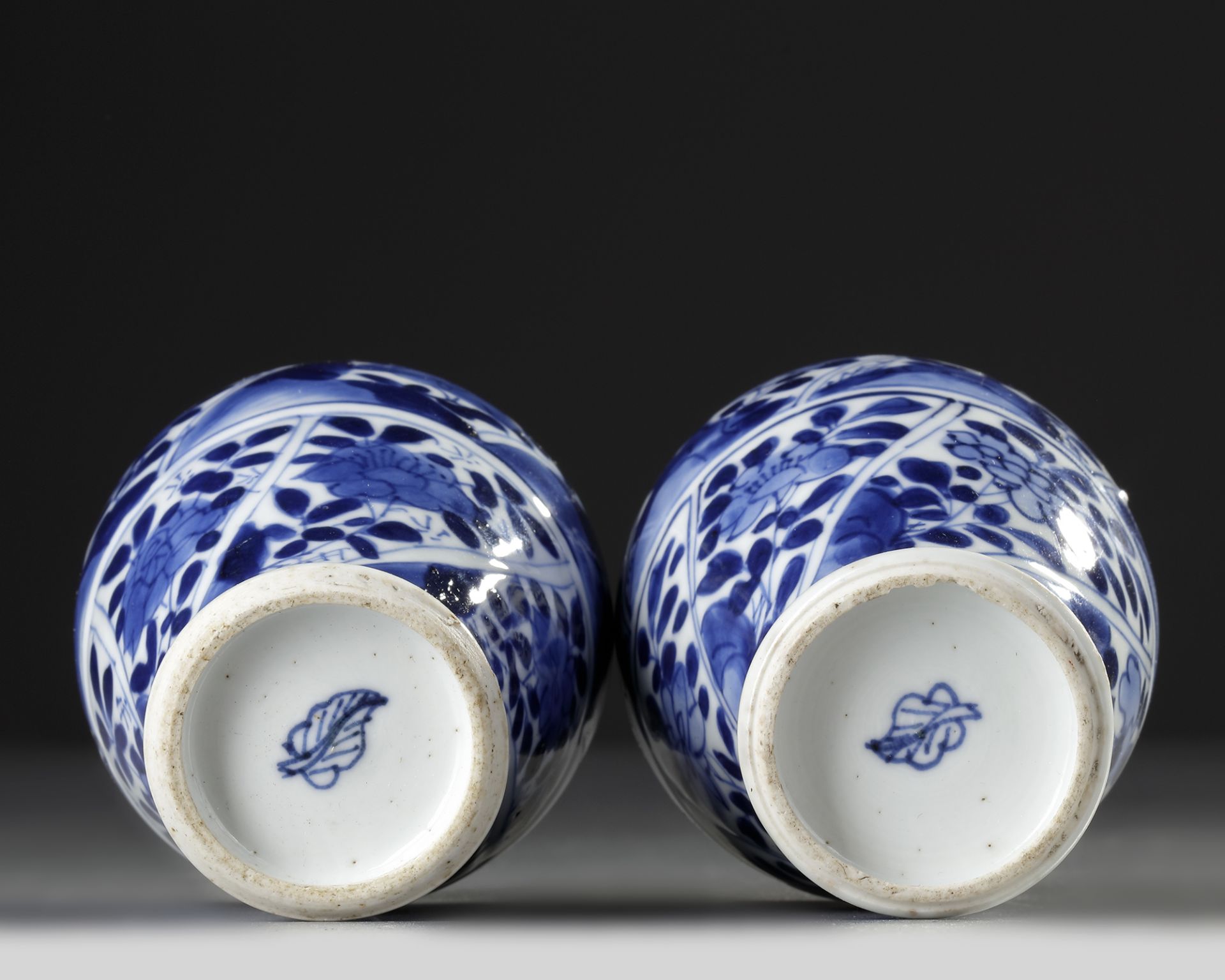 A PAIR OF CHINESE BLUE AND WHITE VASES, KANGXI PERIOD (1662-1722) - Image 4 of 4