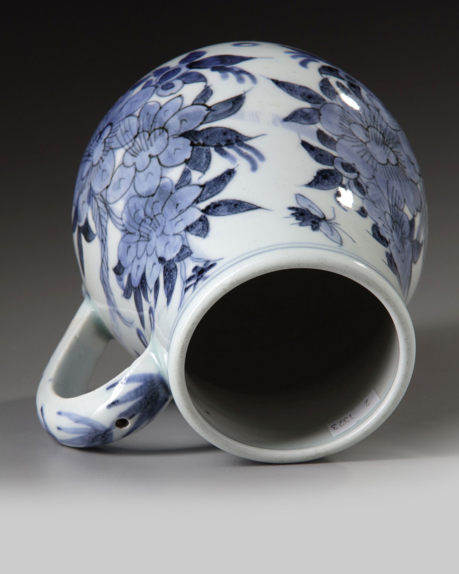 A JAPANESE ARITA BLUE AND WHITE JUG, 17TH CENTURY - Image 3 of 5