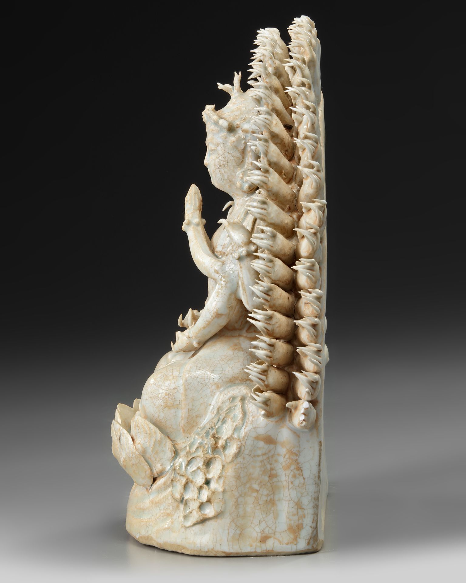 A CHINESE QINGBAI STATUE OF GUANYIN, MING DYNASTY (1368-1644) - Image 3 of 5