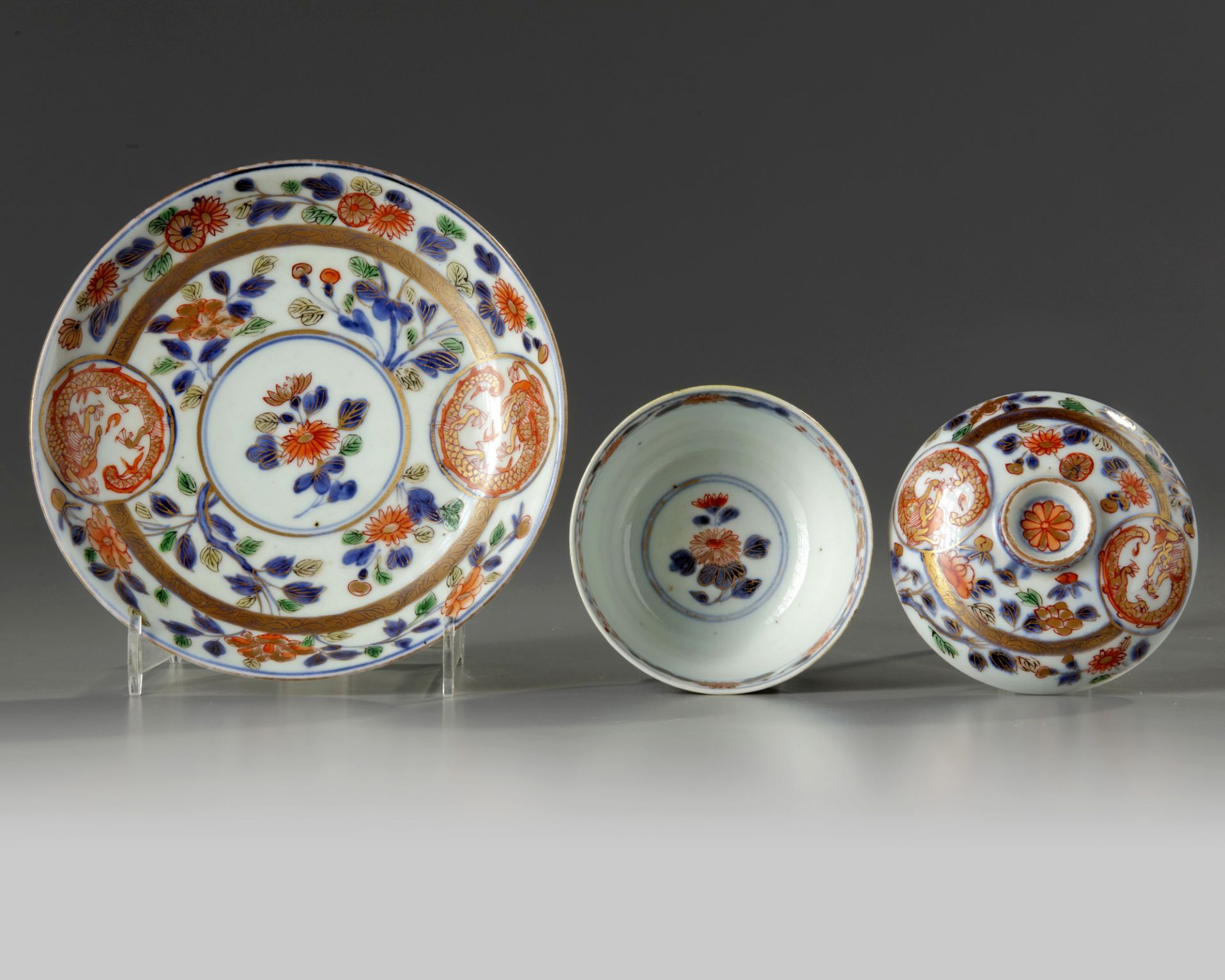 A JAPANESE IMARI TEACUP WITH COVER AND SAUCER, 17TH CENTURY - Image 3 of 6