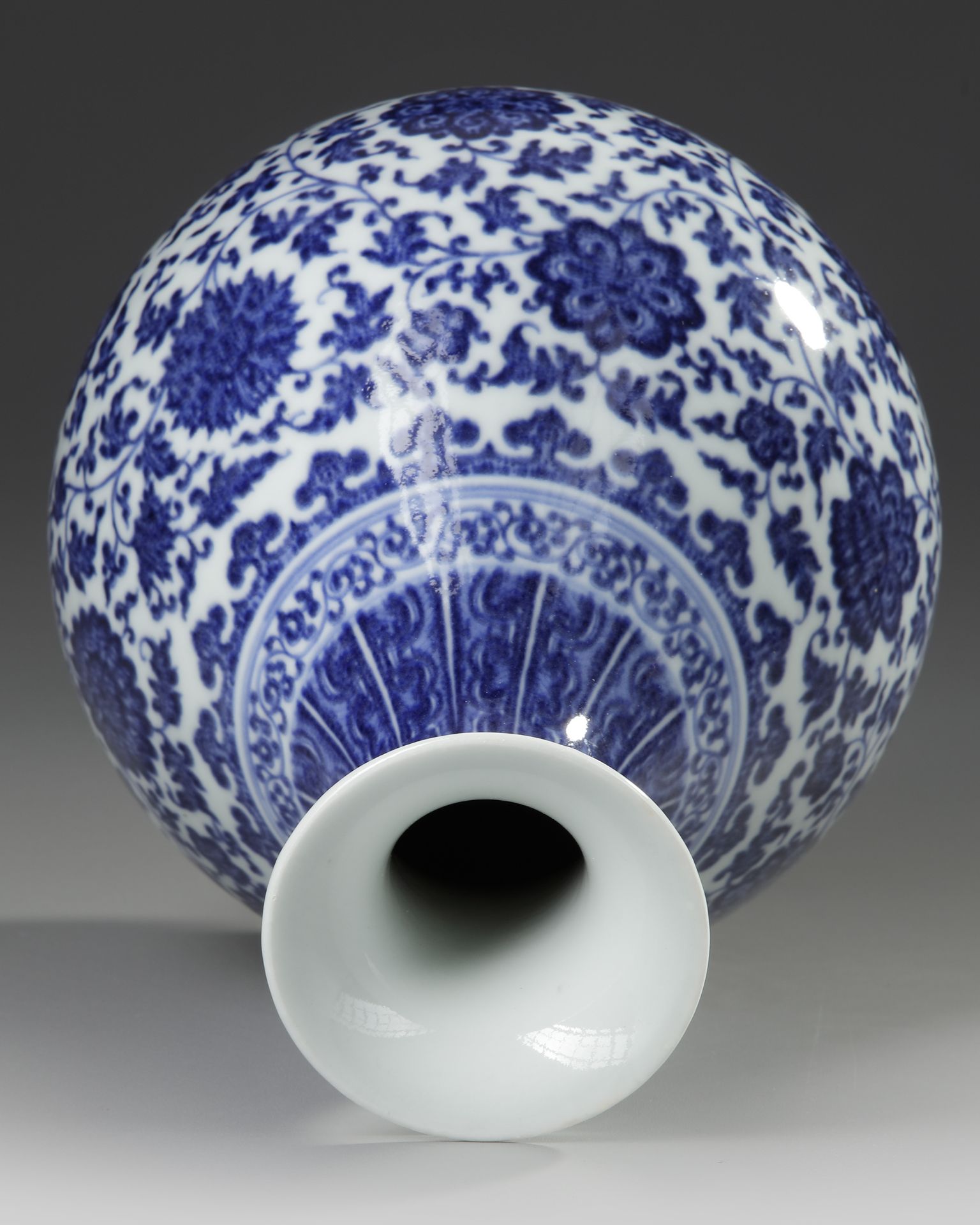 A CHINESE UNDER-GLAZE BLUE AND WHITE MING-STYLE PEAR SHAPED VASE, QING DYNASTY (1644-1911) - Image 4 of 4
