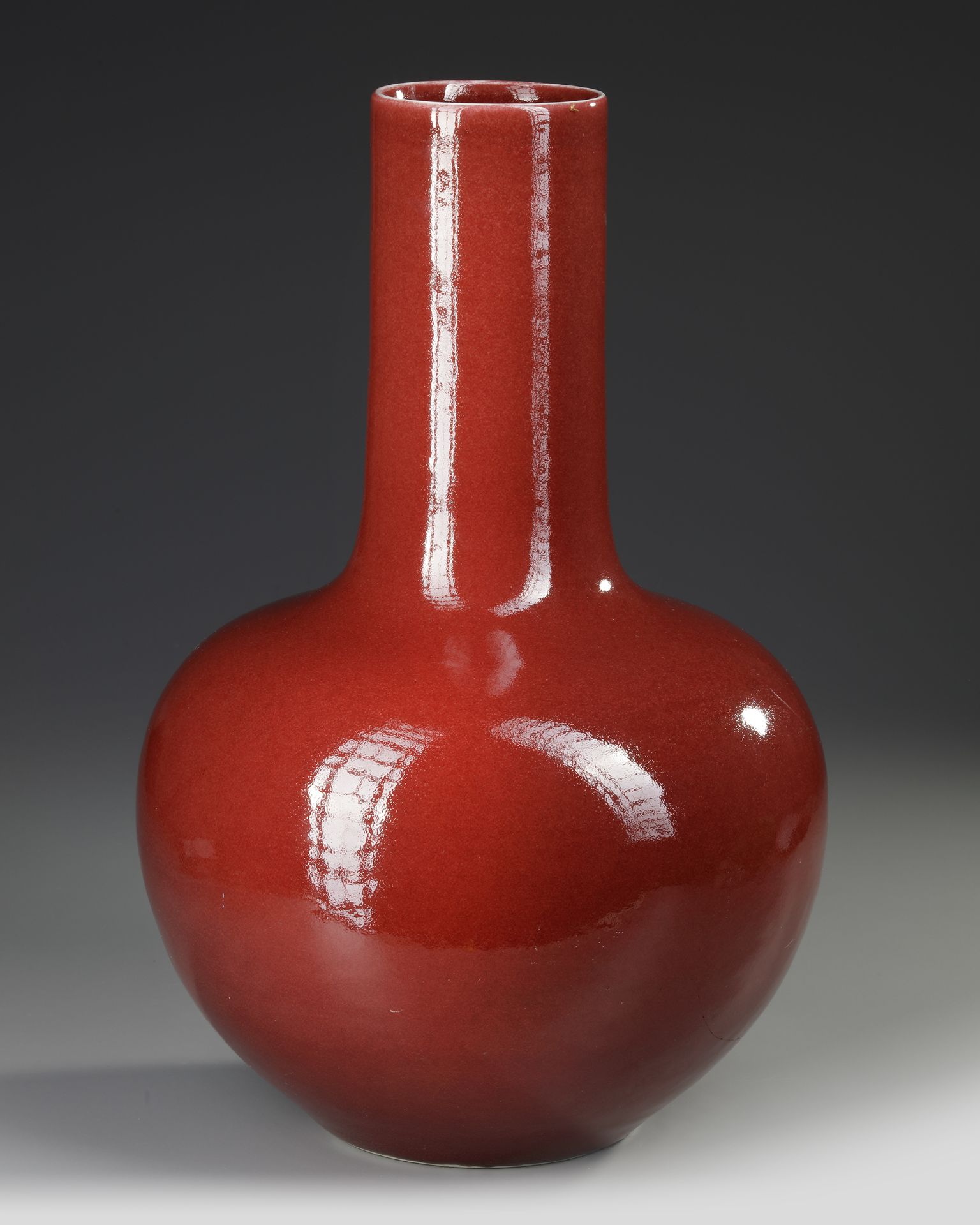 A LARGE CHINESE RED GLAZED BOTTLE VASE, 19TH/20TH CENTURY - Bild 2 aus 4