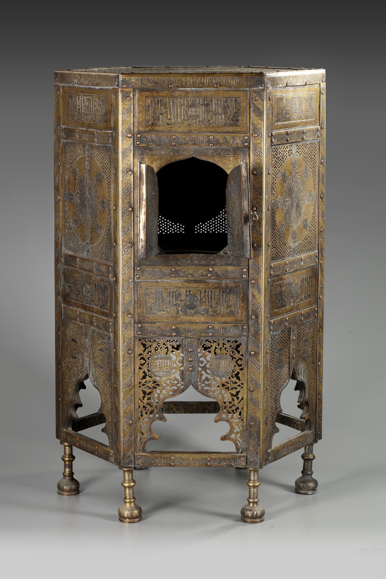 A LARGE CAIROWARE GOLD, SILVER AND COPPER INLAID BRASS KURSI, LATE 19TH CENTURY - Image 3 of 5