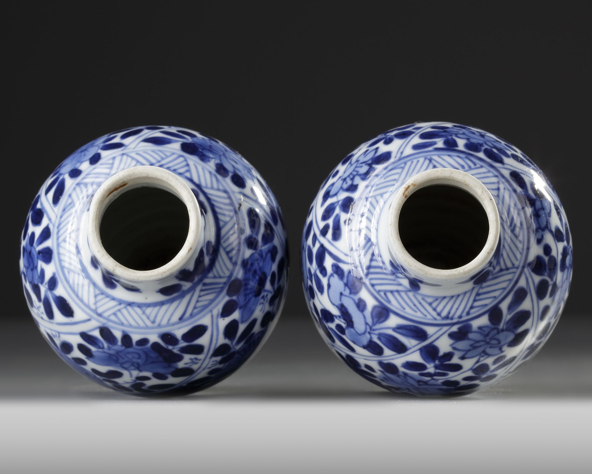 A PAIR OF CHINESE BLUE AND WHITE VASES, KANGXI PERIOD (1662-1722) - Image 3 of 4