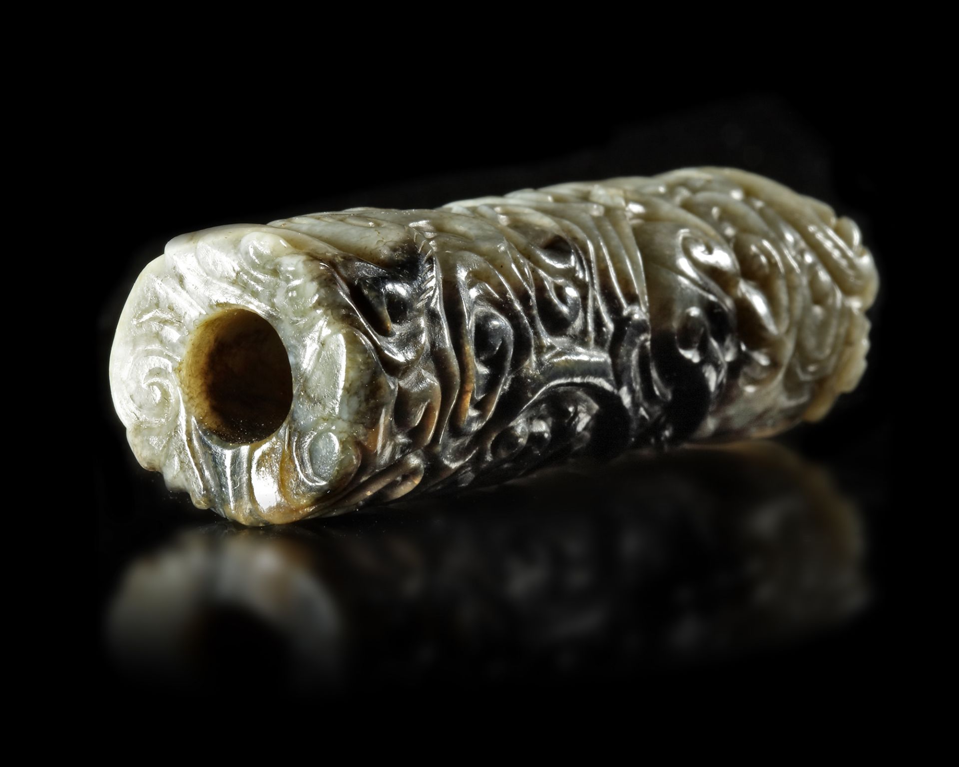 A CHINESE CARVED JADE TUBE PENDANT, MING DYNASTY (1368-1644) - Image 3 of 4
