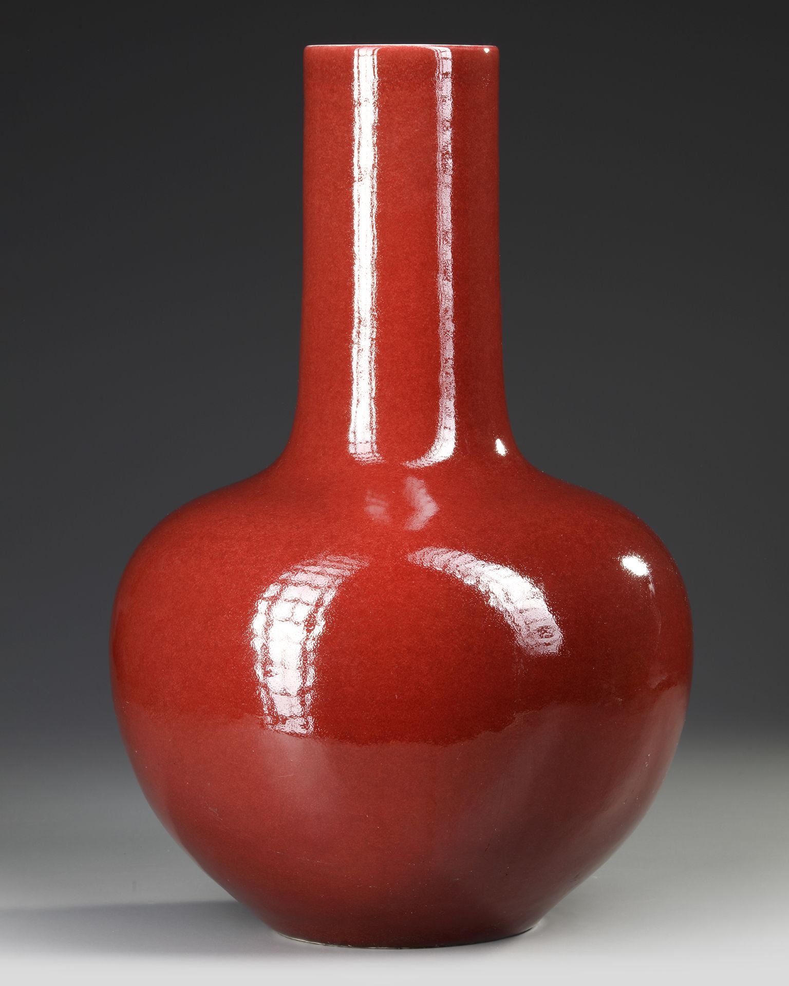 A LARGE CHINESE RED GLAZED BOTTLE VASE, 19TH/20TH CENTURY