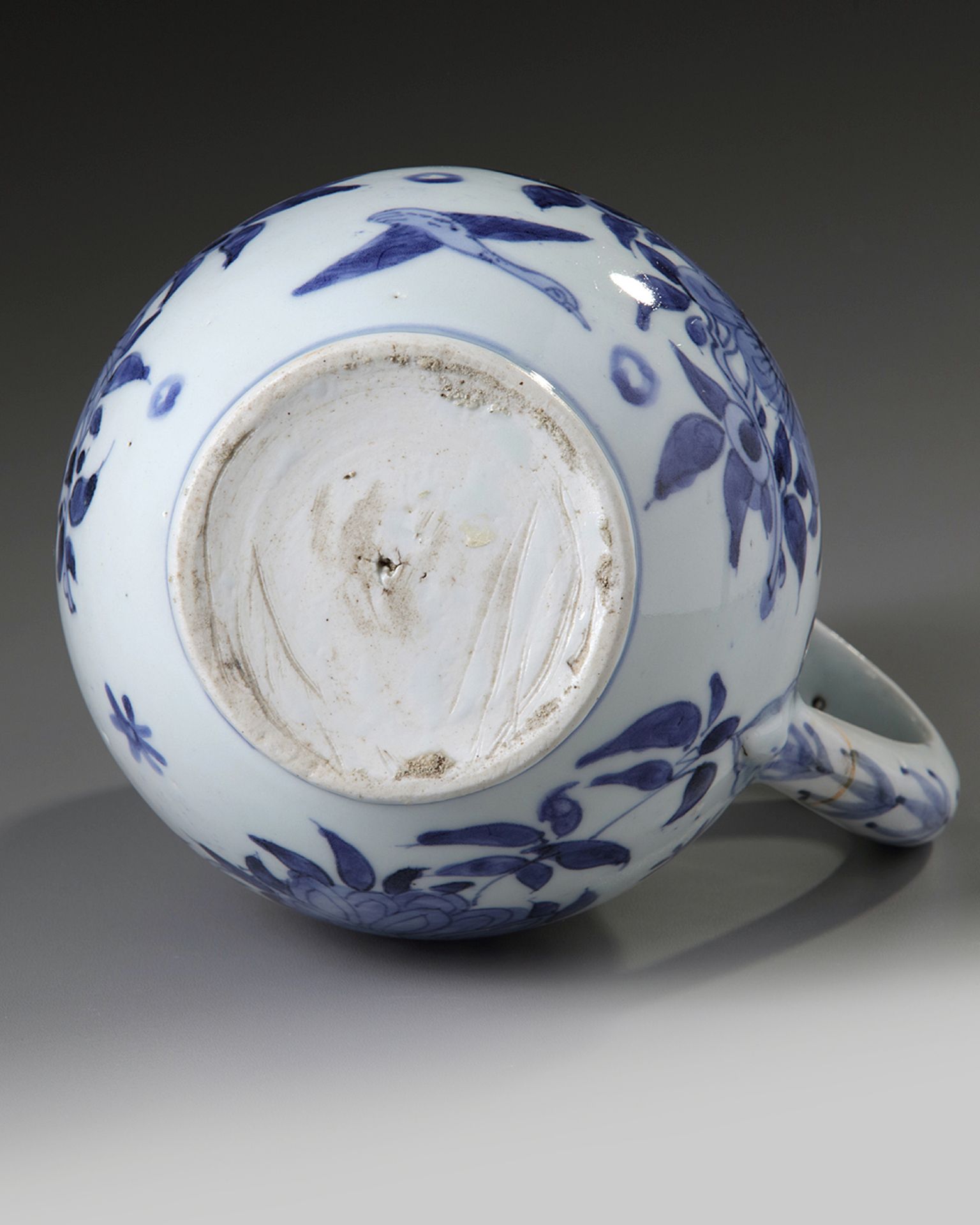 A JAPANESE ARITA BLUE AND WHITE JUG, 17TH CENTURY - Image 5 of 5