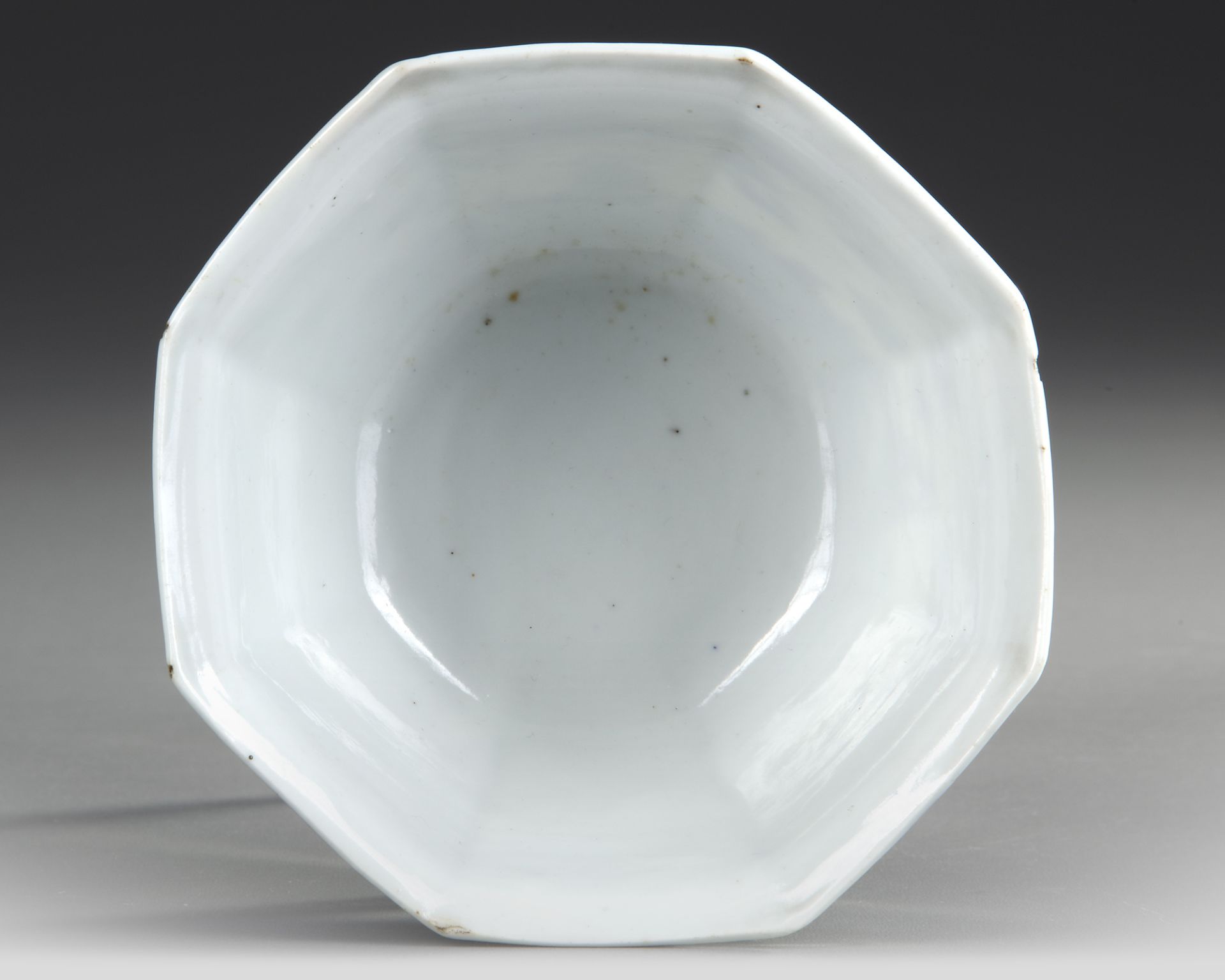A CHINESE BLUE AND WHITE OCTAGONAL BOWL, 17TH CENTURY - Image 4 of 4