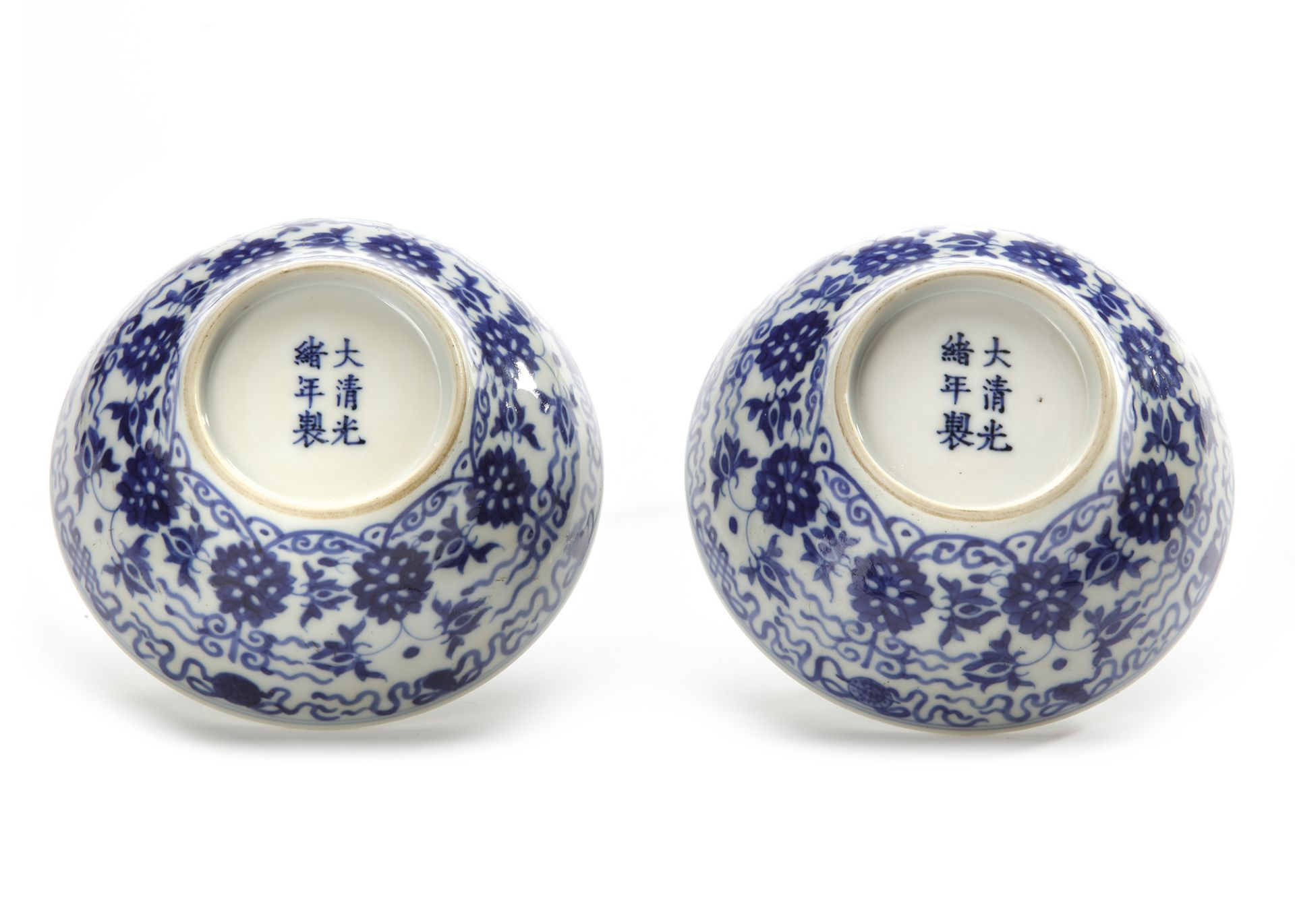 A PAIR OF CHINESE BLUE AND WHITE OGEE BOWLS, QING DYNASTY (1636–1912) - Bild 3 aus 4
