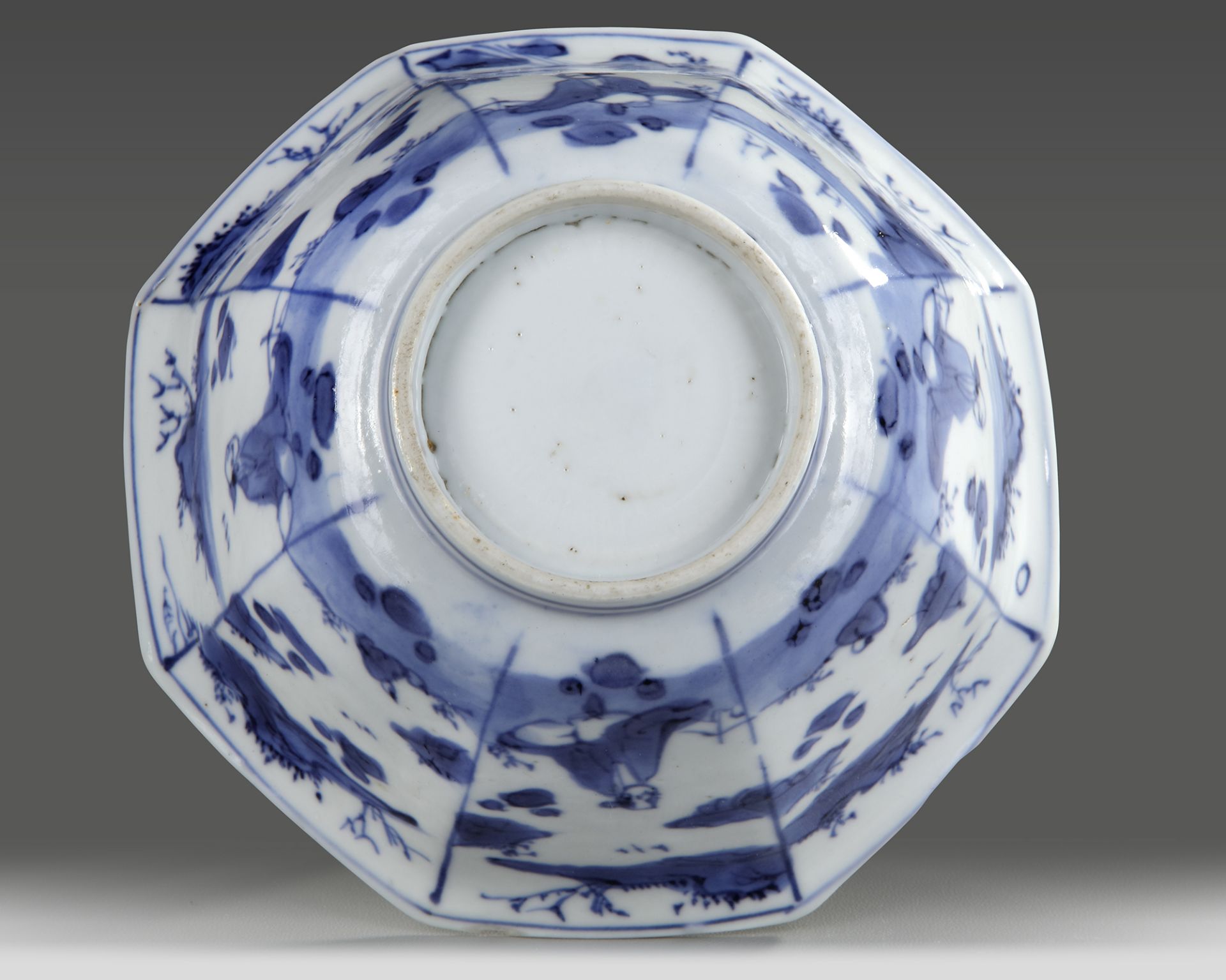 A CHINESE BLUE AND WHITE OCTAGONAL BOWL, 17TH CENTURY - Image 3 of 4