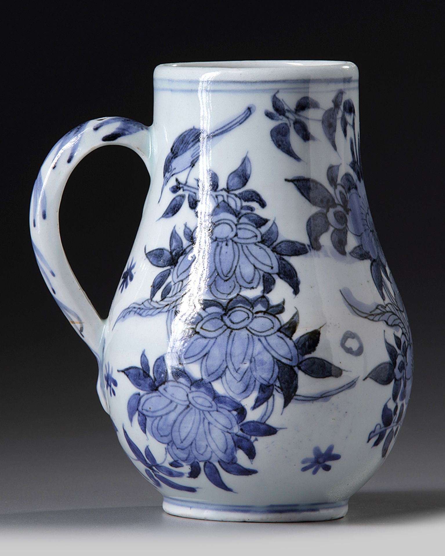 A JAPANESE ARITA BLUE AND WHITE JUG, 17TH CENTURY - Image 2 of 5