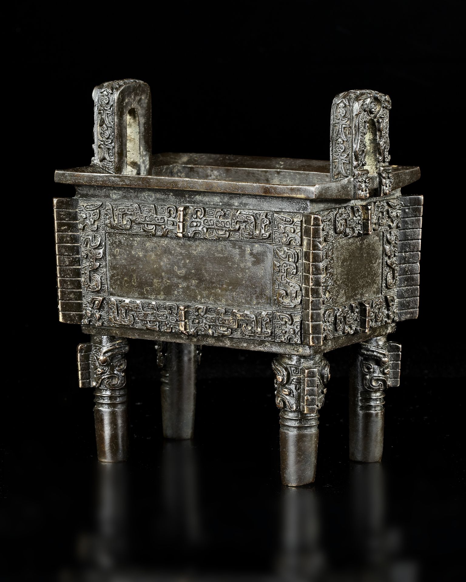 A CHINESE BRONZE CENSER, MING DYNASTY (1368-1644)