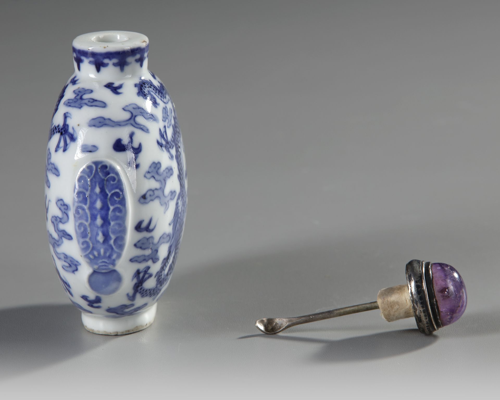 A CHINESE BLUE AND WHITE SNUFF BOTTLE, 19TH CENTURY - Image 3 of 4