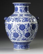 A CHINESE BLUE AND WHITE HU VASE, 19TH-20TH CENTURY