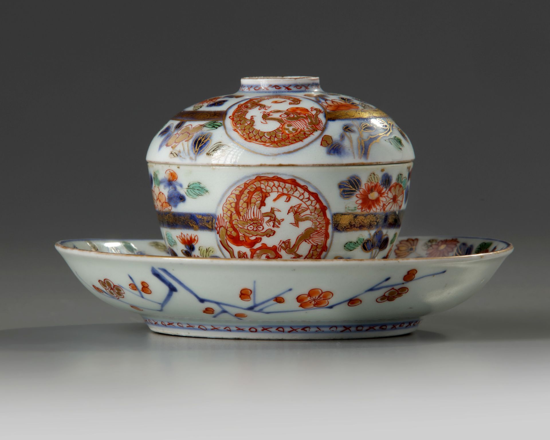 A JAPANESE IMARI TEACUP WITH COVER AND SAUCER, 17TH CENTURY - Image 4 of 6