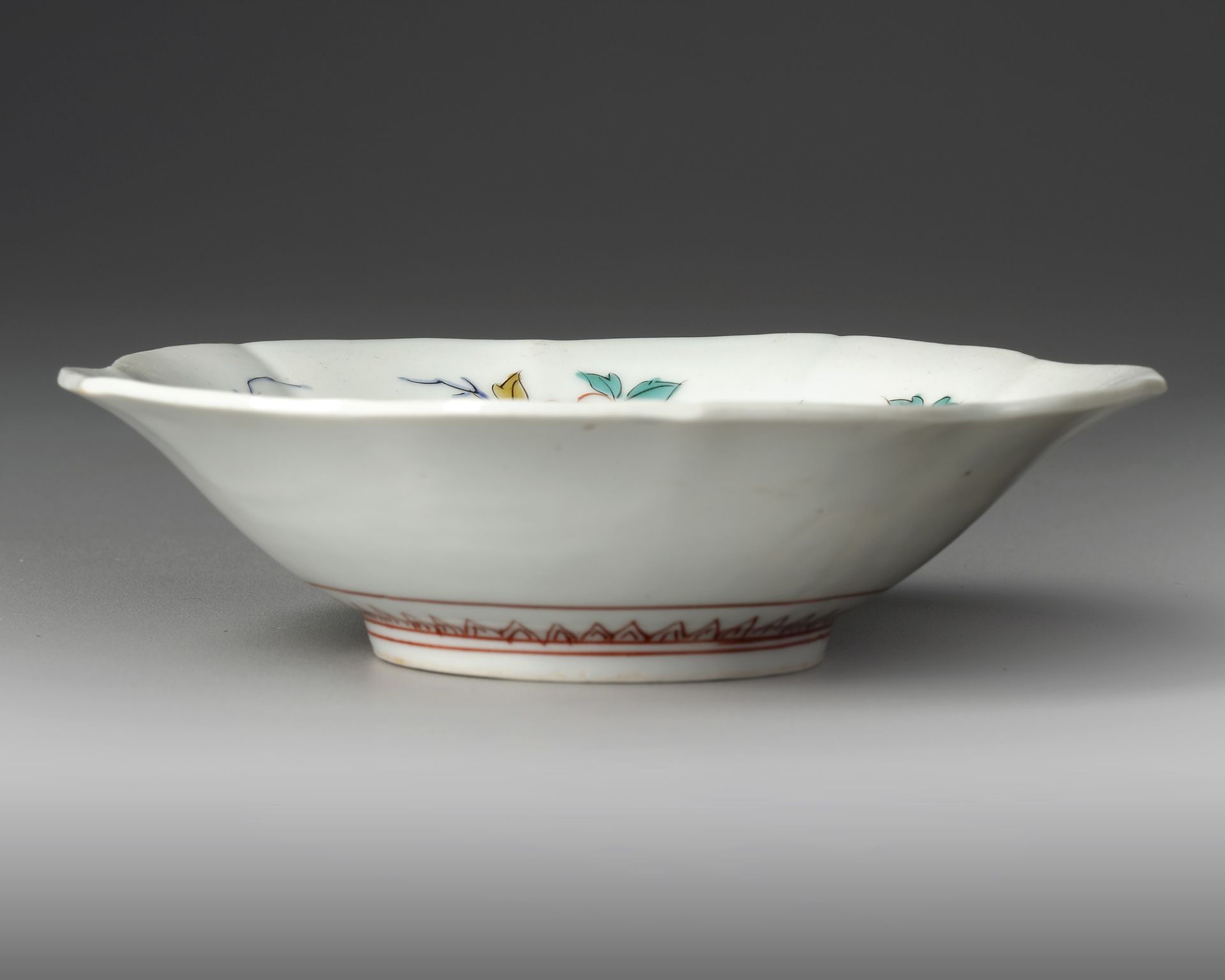 A JAPANESE PORCELAIN ENAMELLED DISH, 18TH CENTURY - Image 2 of 3