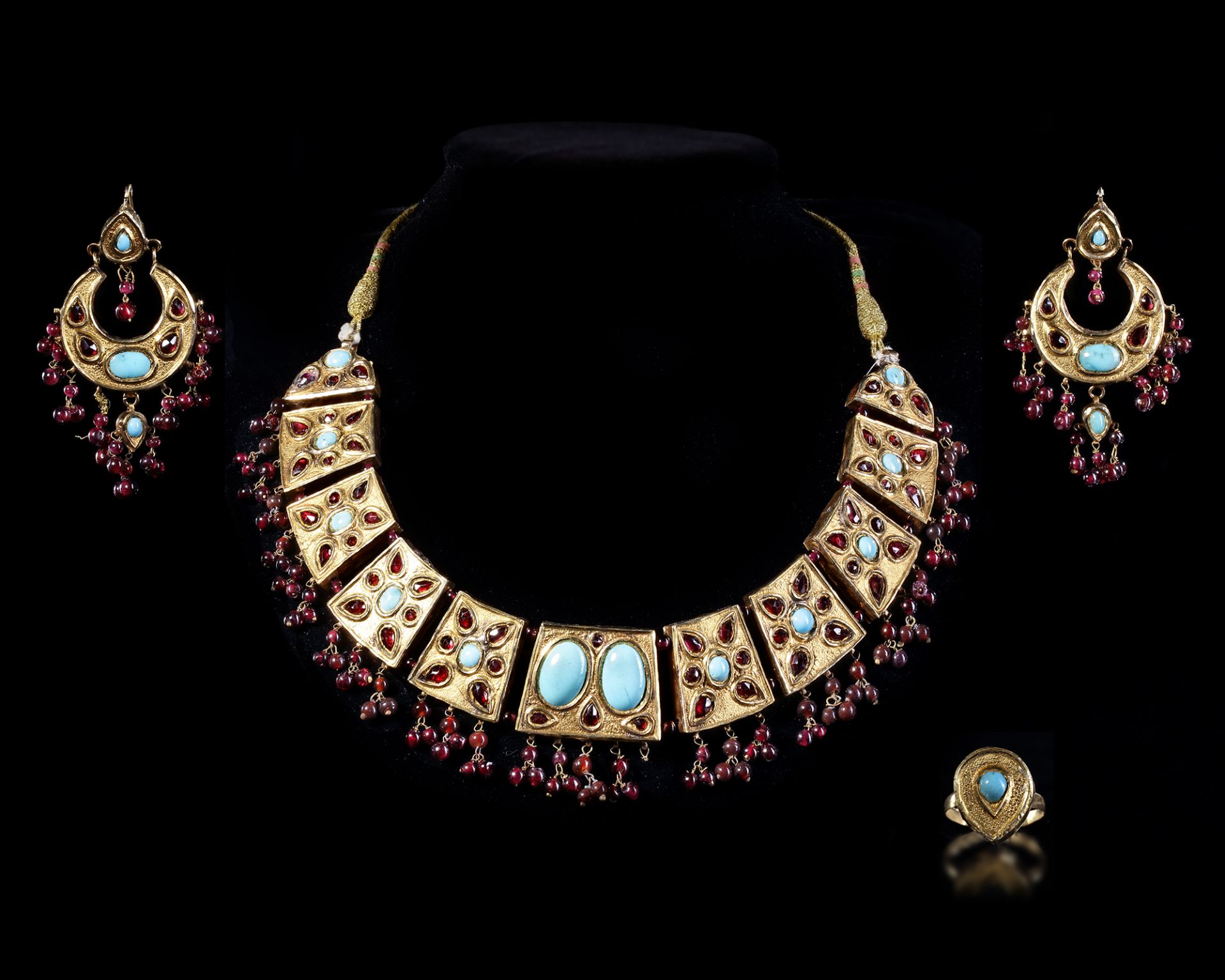 A MUGHAL GEM-SET GOLD NECKLACE, TWO EARRINGS AND A RING, LATE 18TH CENTURY