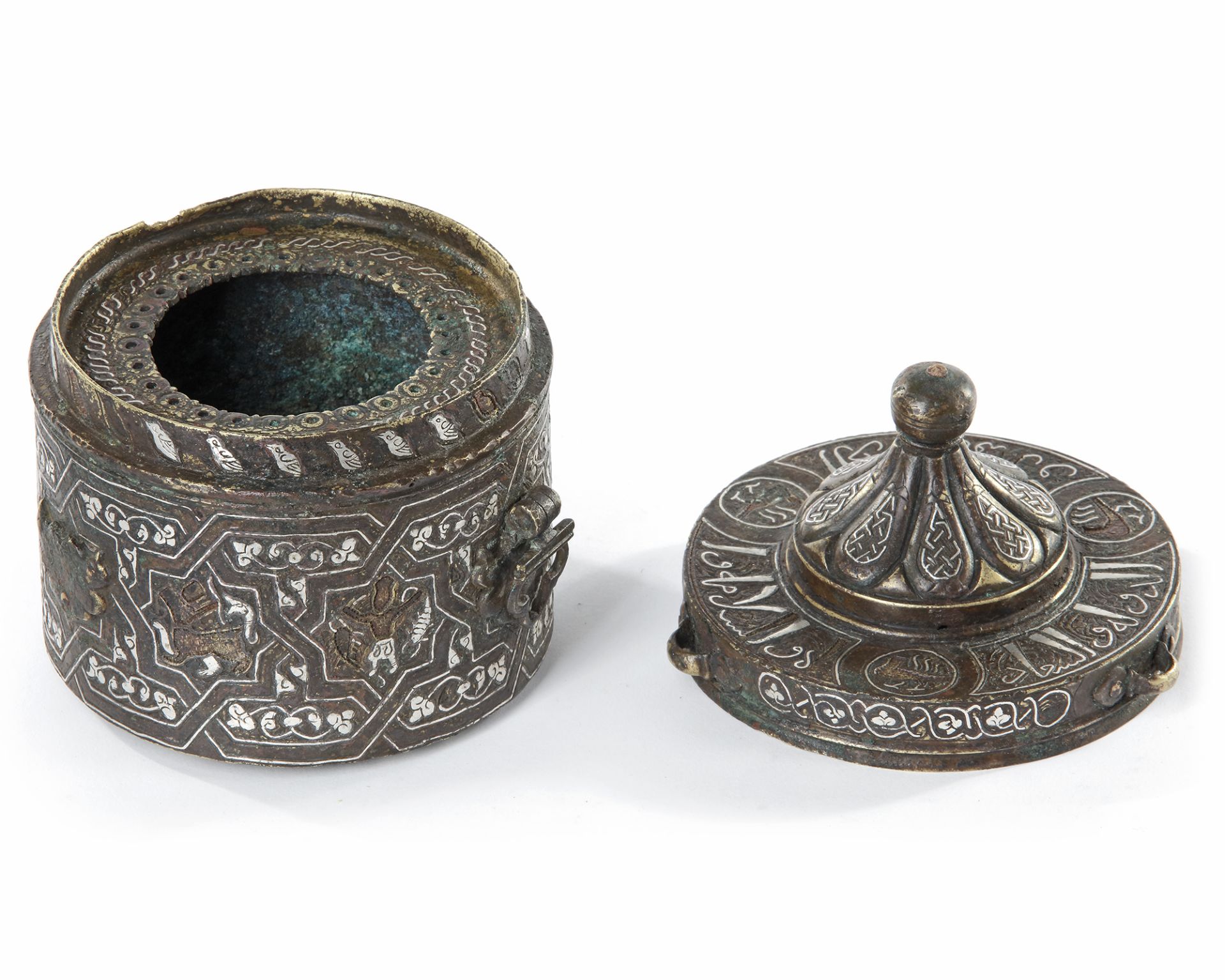 A FINE BRONZE INKWELL WITH A DOMED LID, KHORASAN, PERSIA, EARLY 13TH CENTURY - Image 3 of 4