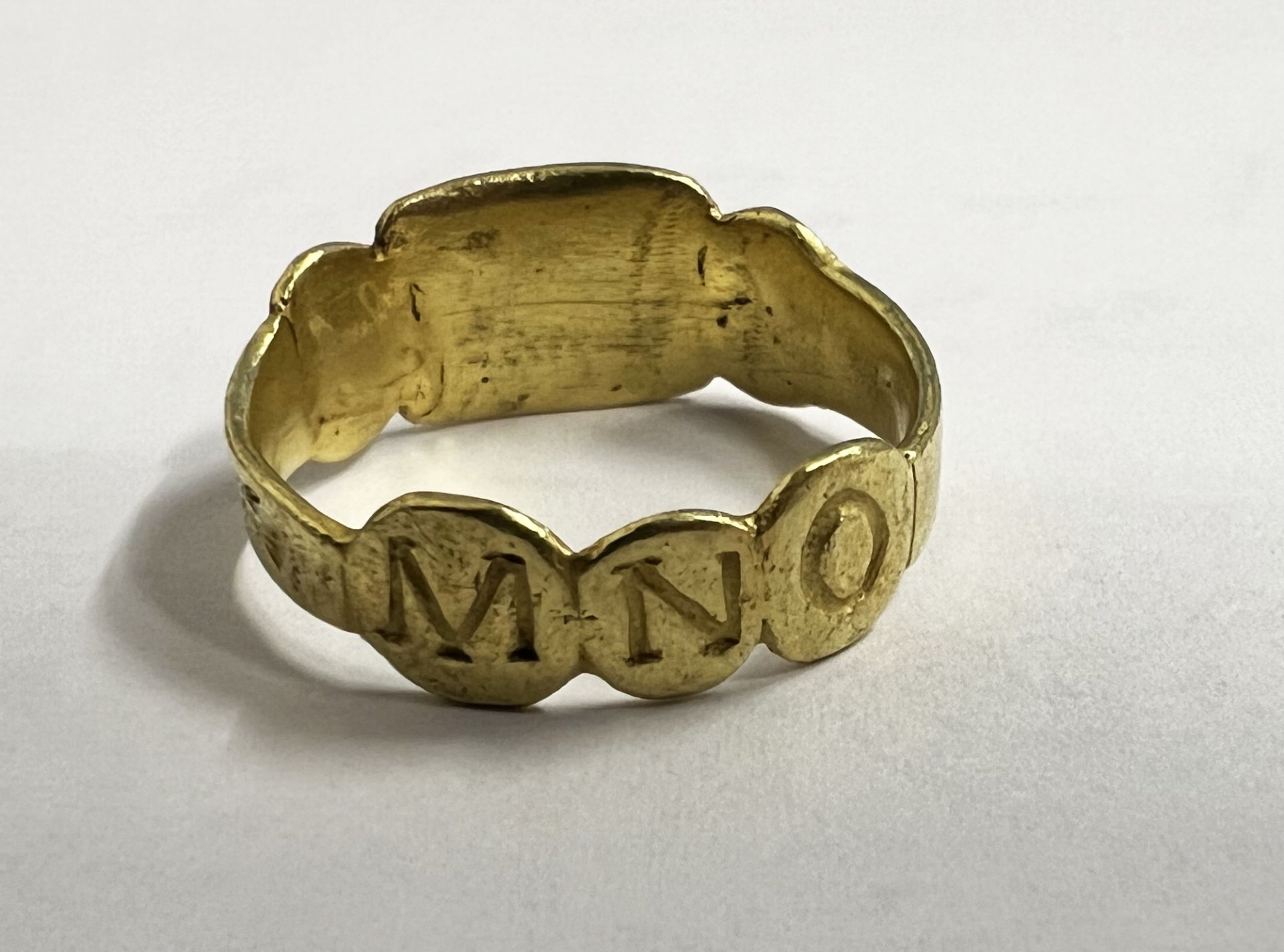 A BYZANTINE GOLD RING, 6TH/7TH CENTURY AD - Bild 2 aus 2