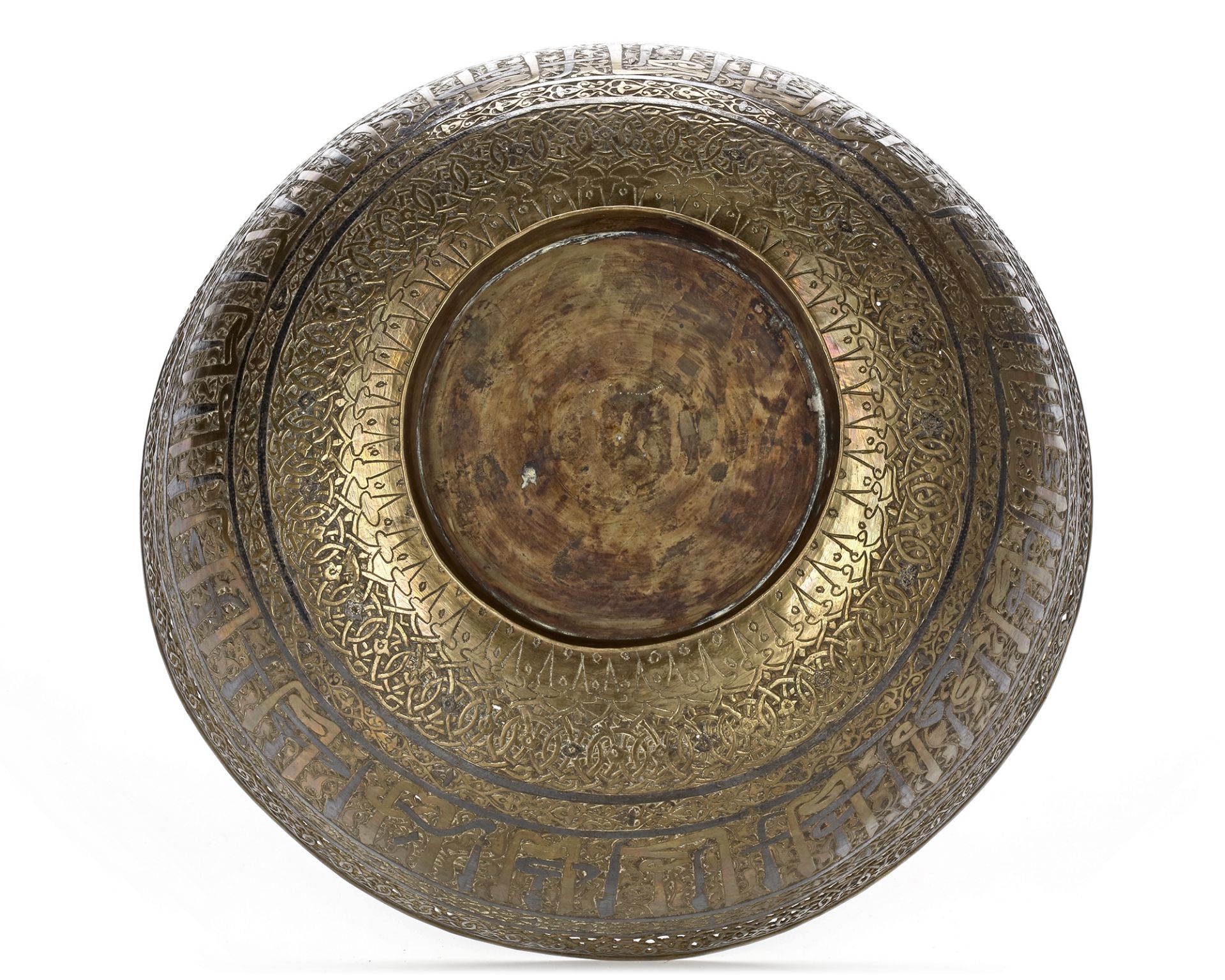 AN ISLAMIC BRASS BOWL WITH INSCRIPTIONS, 19TH CENTURY - Image 4 of 4